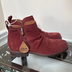 Clarks Women's Burgundy Suede Waterproof Ankle Booties size 12
